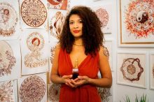 Žena maluje vlastní menstruační krví obrazy, používá ji také jako pleťovou masku