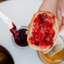 Jak uvařit rychlý jahodový džem? V zásadě potřebujete jen tři suroviny