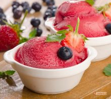 Domácí ledové osvěžení: Jahodové nanuky, sorbety, granita i smetanová zmrzlina