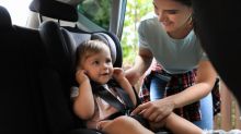 Autosedačky a různá sedátka mohou zpomalit vývoj dětí. Potřebují se hodně hýbat