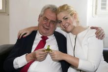 Kateřina Zemanová se změnila k nepoznání, je to elegantní dáma s hnědými kadeřemi, úspěch slaví v IT