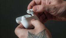 Apple zůstává králem bezdrátových sluchátek, jeho kralování se však možná krátí