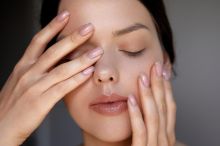 Beauty 3.0? Nová vlna péče o pleť bez make-upu je tu. Tohle dělají Francouzky jinak