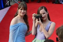 Móda ze zahájení MFF Karlovy Vary 2025: dávka extravagance, elegance i módní přešlapy