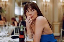Dakota Johnson dorazila do Varů. V tílku bez podprsenky a šátkem na hlavě
