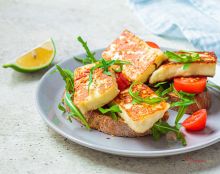 Kyperský sýr halloumi je perfektní do letních salátů i na gril