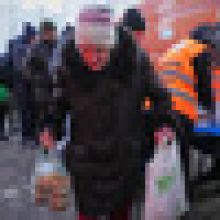 Seniorka z Ukrajiny tak krutou zimu nepamatuje od 2. světové války, píše AFP