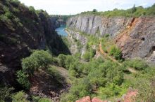 Další úmrtí v lomu Velká Amerika. Kolemjdoucí našli tělo zakleslé v koruně stromu