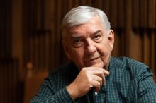 „A komu tím prospějete, co?“ Otec Šebek i Truffaldino. Miroslav Donutil slaví 75 let