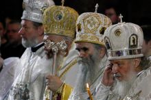 Rusové nešetří ani vlastní kněze, za kritiku války končí ve vězení i umírají