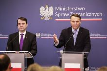 Macinka zničil Hillary, žasnou Trumpovi fandové. Podle Politico ho Sikorski školil