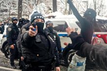 Nevinná koulovačka se zvrtla ve střet s policií. Starosta New Yorku si přisadil