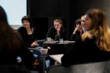 Banán na stěně. Středoškoláci v pražské galerii řeší, kde končí umění a začíná podvod