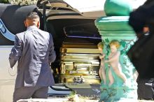 „Pán kohoutů“ ve zlaté rakvi: El Mencho už zní v baladách podsvětí