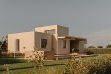 Využitá poslední šance. Po sklizni kukuřice architektka s pomocí farmářů vytvořila ráj