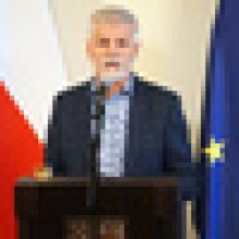 Prezident podepsal odklad výplaty nové superdávky dosavadním příjemcům podpor