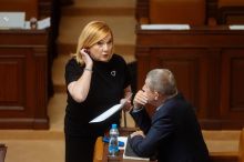 Viceguvernérka ČNB si rýpla do Schillerové. A vyslala důrazné varování