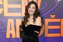 Olga Lounová kojí obě dvě dcery zároveň. Starší Arianne přitom byly už tři roky