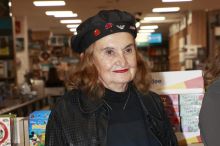 Eva Holubová byla vyklidněnou matkou. Retro snímek s peroucími se dvojčaty to jen dokazuje