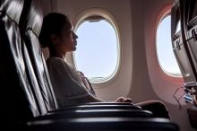 Odmítla pustit plačící dítě k oknu. Video z letadla zničilo ženě kariéru, teď jde k soudu