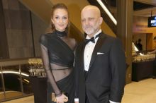 Hynek Čermák vyvedl o téměř 30 let mladší lásku. Veronice vykoukla neposlušná bradavka. Foto uvnitř