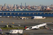 Newyorské letiště LaGuardia den po tragické nehodě stále plně neobnovilo provoz