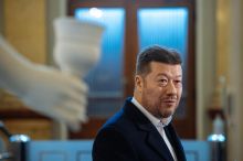 „Mám, ale zatím neukážu.“ Okamura u výtahu kličkoval ohledně televizních poplatků