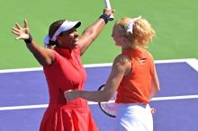 Siniaková s Townsendovou odvrátily tři setboly, první set půjde do tiebreaku