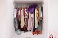 Velký jarní restart vaší skříně: Praktický návod, jak vytřídit oblečení a znovu objevit svůj styl