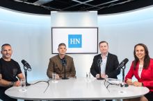 Do posiloven přicházejí teenageři. Jsou hodně na mobilu, ale cvičit umějí