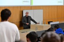 Ministr nemůže zakázat prezidentovi zastupovat zemi navenek, řekl Pavel