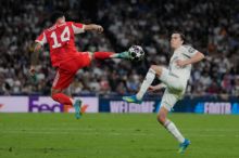 Fotbalisté Bayernu i Arsenalu vykročili do semifinále LM venkovními výhrami