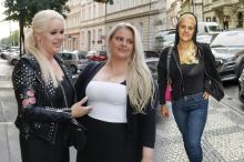 Vlezla mu nahá do postele a nutila ho... Charlotte Štiková popsala, jak jí matka Binias sváděla partnera