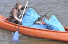 Dobrovolníci od pátku do dneška odklidili z břehů Sázavy deset tun odpadků