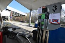 Nafta pro zahraniční auta na Slovensku od pátku zlevní