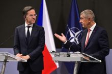 Vláda udělá vše pro to, aby závazky k NATO splnila, řekl Babiš Ruttemu