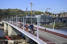 V Praze otevřeli Dvorecký most. Jízdní řády MHD doznají velkých změn