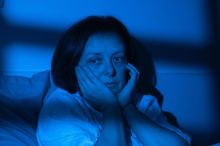 Pravidelně se budíte ve tři ráno? Nejste sami. Věda vysvětluje, proč to není náhoda