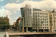 Unikátní snímky, které jste dosud neviděli. Tančící dům slaví 30 let