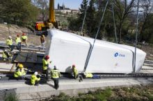 Nové vozy pražské lanovky dnes zamířily na koleje a do stanic dráhy