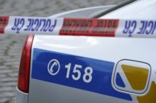 Při zatýkání muže v Šestajovicích se střílelo, podezřelý je zraněný