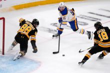 Pastrňák za nula, neuspěl ani jako brankář. A Boston v sérii zase ztrácí