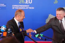 Tusk si v narážce na Orbána na summitu EU pochvaloval, že tam není žádný Rus