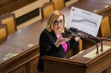 Sněmovna stvrdila legislativní nouzi pro zákon o cenách benzinu