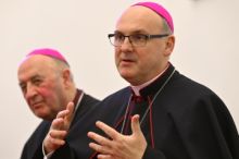 Lidé začali do katedrály přicházet na uvedení nového arcibiskupa