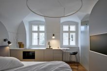 Vytvořili byt v pokoji. Z fotek ani nejde poznat, jak málo místa měli architekti k mání