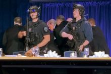 Střelba na Trumpově galavečeru. Prezidenta okamžitě evakuovali, útočník zranil agenta