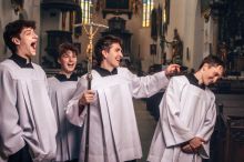 V kostele tančí a trénují jako Rocky. Chceme taneček s papežem, říkají virální ministranti