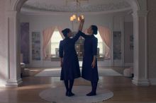 Výchova dívek v Gileádu. Seriál Svědectví sleduje osudy nové generace zotročených žen