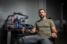 Další žaloba za „dechberoucí lež“ poslance ANO. Tvář Dronů Nemesis žádá omluvu a milion